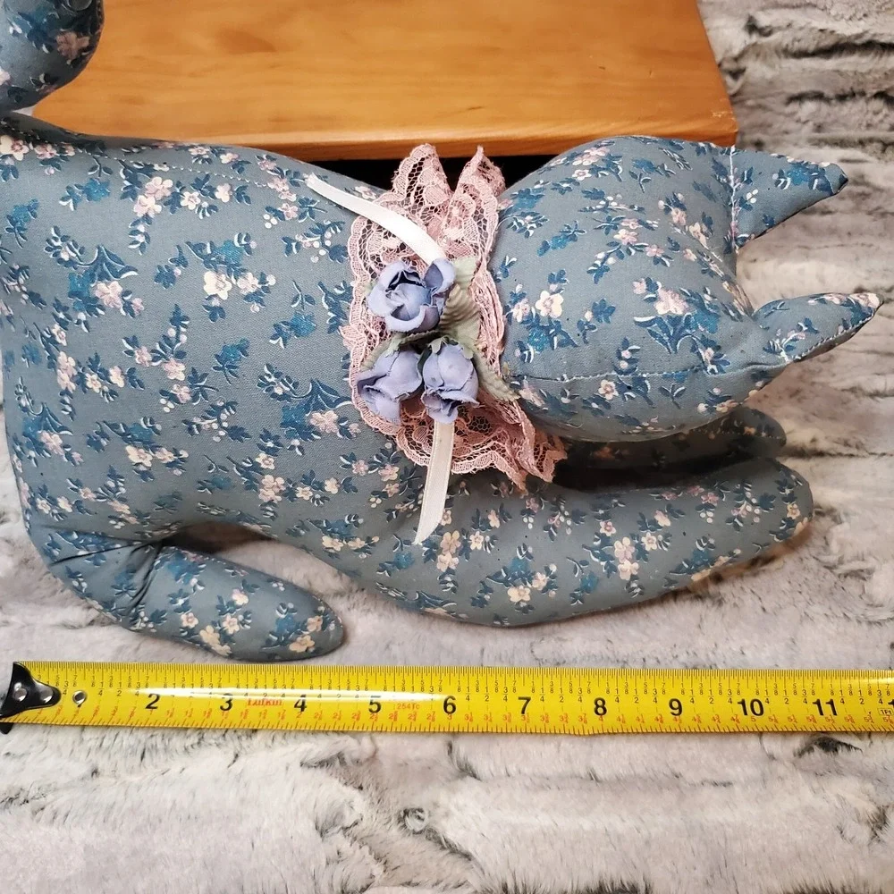 Vintage Handmade Country Blue Rose Pink Floral Laying CAT‎ Cottagecore Granny